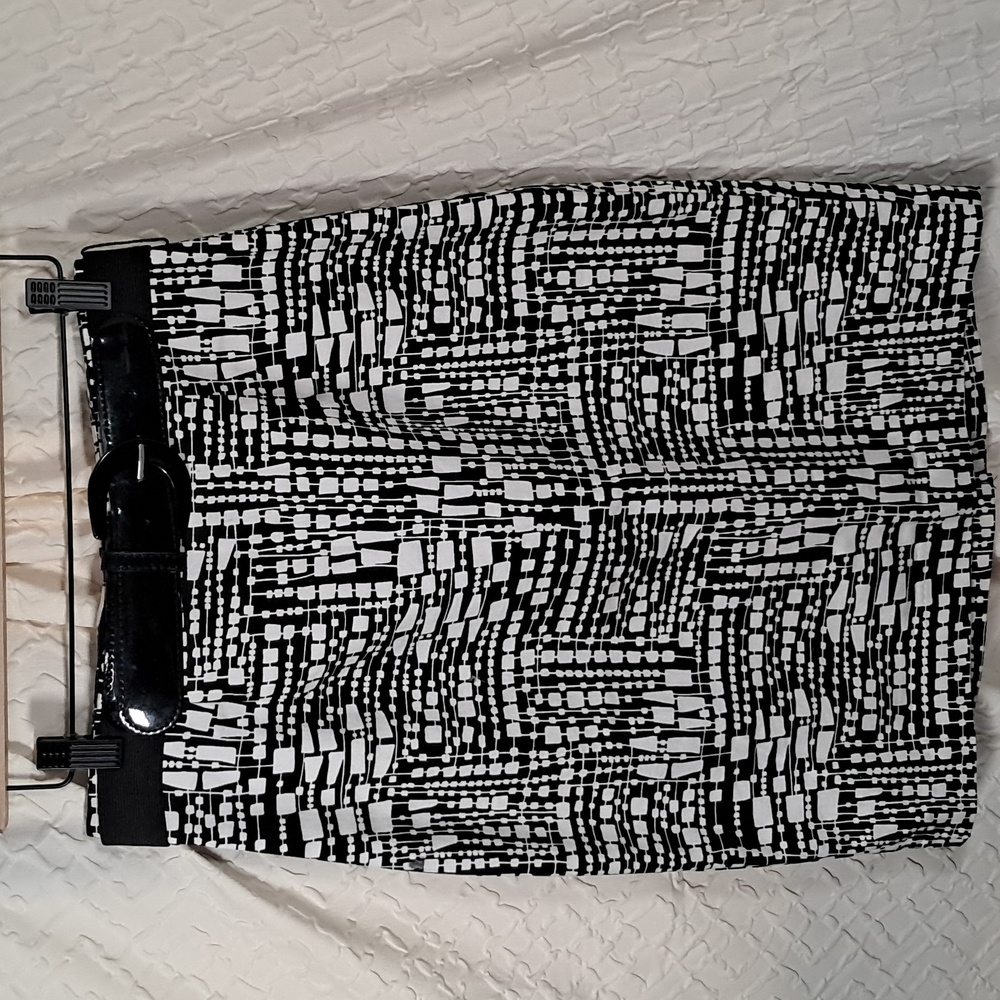Worthington geometric pencil skirt Size 6
